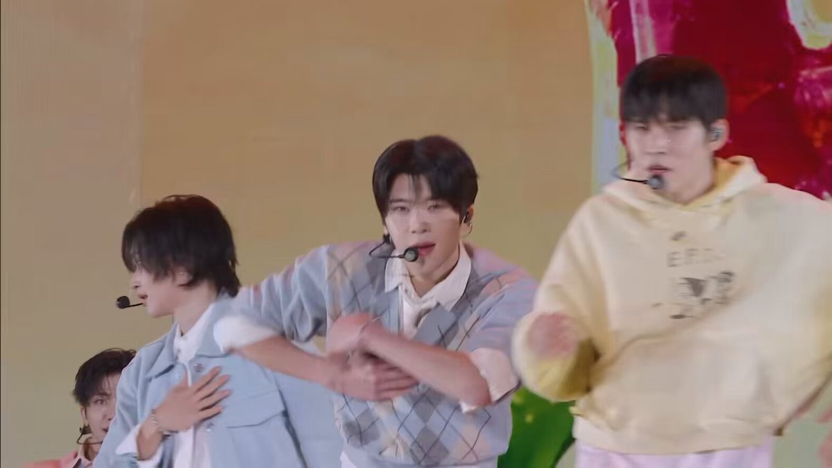 EUNSEOK and WONBIN ‘Soda Pop’ (Saja Boys) cover stage with Jaemin, Jisung, and Sion at SMTOWN LIVE in Fukuoka. full ver: