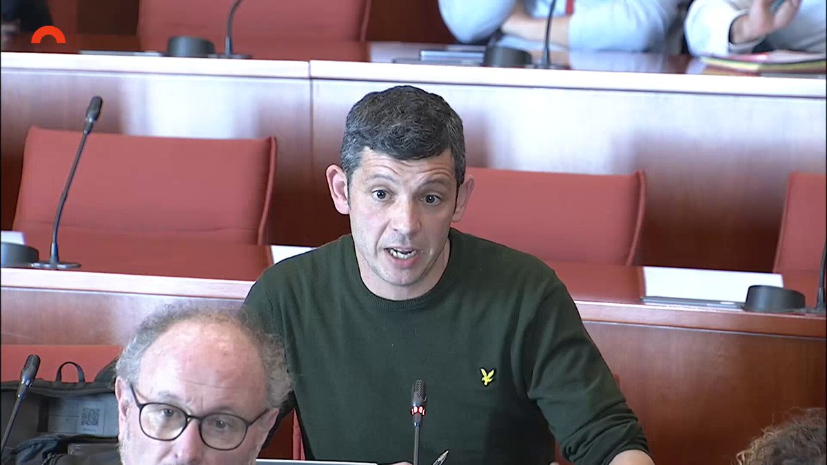 Núria Parlon, consellera d’Interior, perdent completament els papers al Parlament de Catalunya. Si li molesta que els diputats s’expressin lliurement en comissió, imagina quin tracte pot tenir amb els manifestants quan l’autoritat és ella.