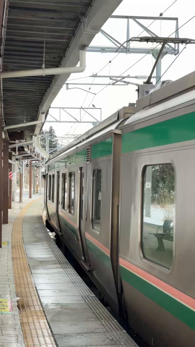 🇯🇵สถานีรถไฟ Yamadera จังหวัด Yamagata บรรยากาศดีมาก 🚞 ถ้าฟ้าสวยกว่านี้คงเห็นวิวภูเขาหิมะข้างหลังได้ชัด แต่จริงๆแค่นี้ก็สวยมากแล้ว