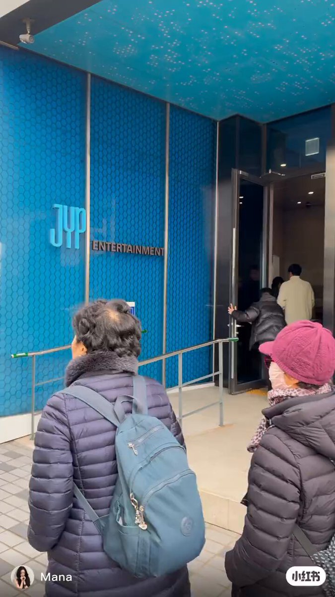OP shared a video of an encounter with 8 young individuals (4 female and 4 male), believed to be trainees, in front of the JYP building. 📹 Mana