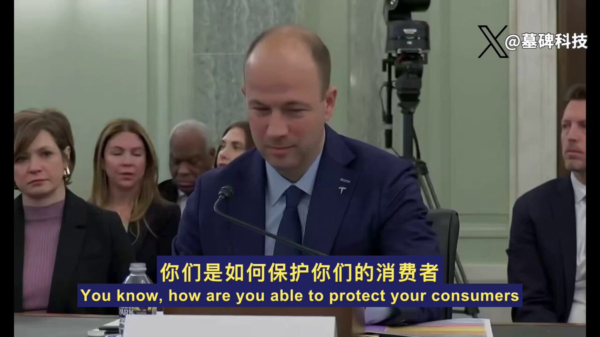 有人能黑进特斯拉，控制它吗？ 特斯拉的工程副总裁，在参议院直接给出了答案。 一个斩钉截铁的词。 “不”。 十多年前，马斯克最大的恐惧就是这个。 整个自动驾驶车队被远程劫持。 然后做一些邪恶的事情。 从那天起，特斯拉就在为这件事打造防线。 他们是怎么做到的？ 想象一下特斯拉的大脑。 它有内外两层。 控制行驶、转向、刹车的核心指令，藏在最里面的那一层。 这一层物理上就与外界隔绝。 任何外部信号都无法访问。 那软件更新怎么办？ 这才是关键。 特斯拉用了一套类似核武器发射的机制。 “双人规则”。 任何固件升级，都必须由两个人用各自独立的密钥同时签名。 系统验证通过后，加密的固件才能安装。 这还不够。 他们还花钱请人来攻击自己。 全世界的黑客，只要你能黑进来，就有赏金。 这是唯一一家这么干的车企。 听起来很完美。 但这个世界上，真的有无法被攻破的系统吗？ 尤其是当车辆越来越像一个移动的智能手机。 当所有的车都联网，都由代码驱动。 真正的风险，可能来自我们还没想到的地方。 系统的复杂性本身，就是一种威胁。