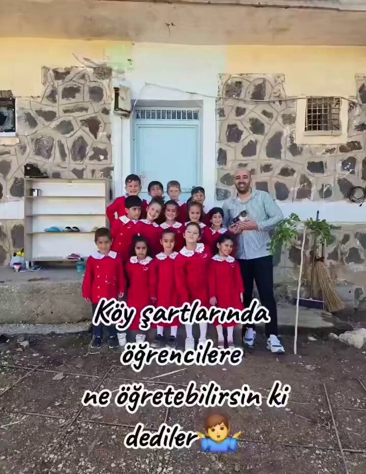 Mesut Doğan isimli bir öğretmen, "Köy şartlarında öğrencilere ne öğretebilirsin?" diyenlere bir video ile cevap verdi.