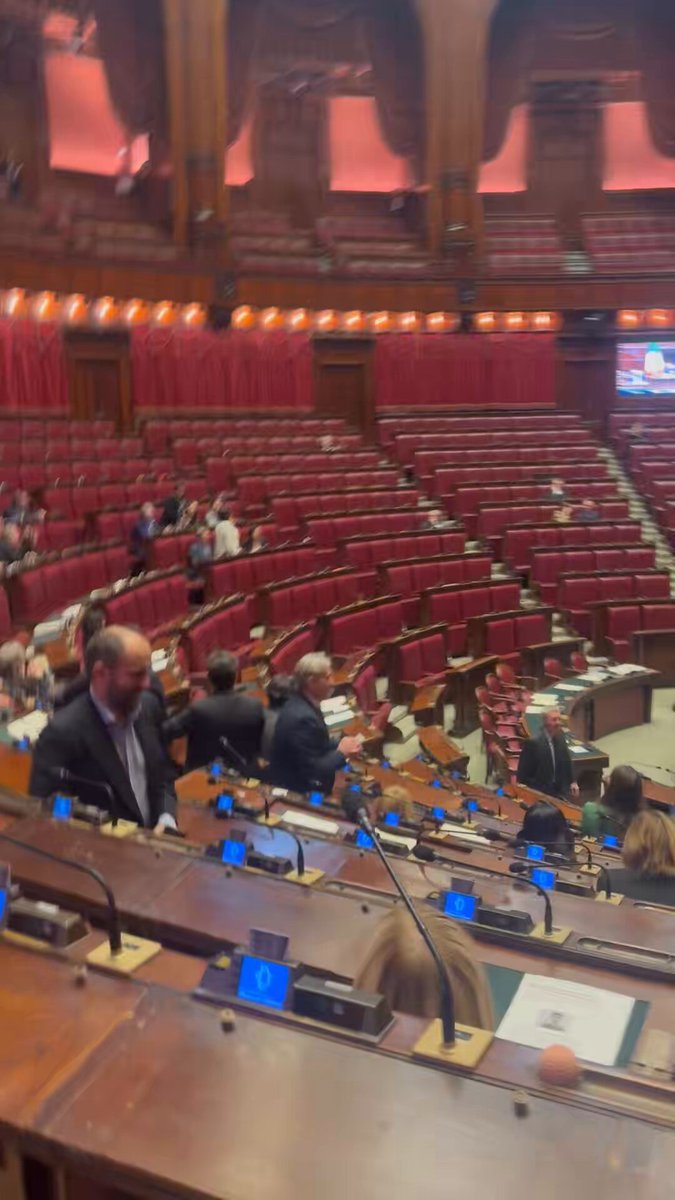 Si sfiora la rissa a Camera dei deputati quando durante la commemorazione delle due vittime americane #ReneeNicoleGood e #AlexPretti, la Matone della Lega accusa l’opposizione di “strumentalizzare” queste vicende chiedendo questa commemorazione ad horas e chiamandoci “fascisti” per aver protestato contro le sue parole. Si vede che l’inseguimento a #Vannacci è cominciato….