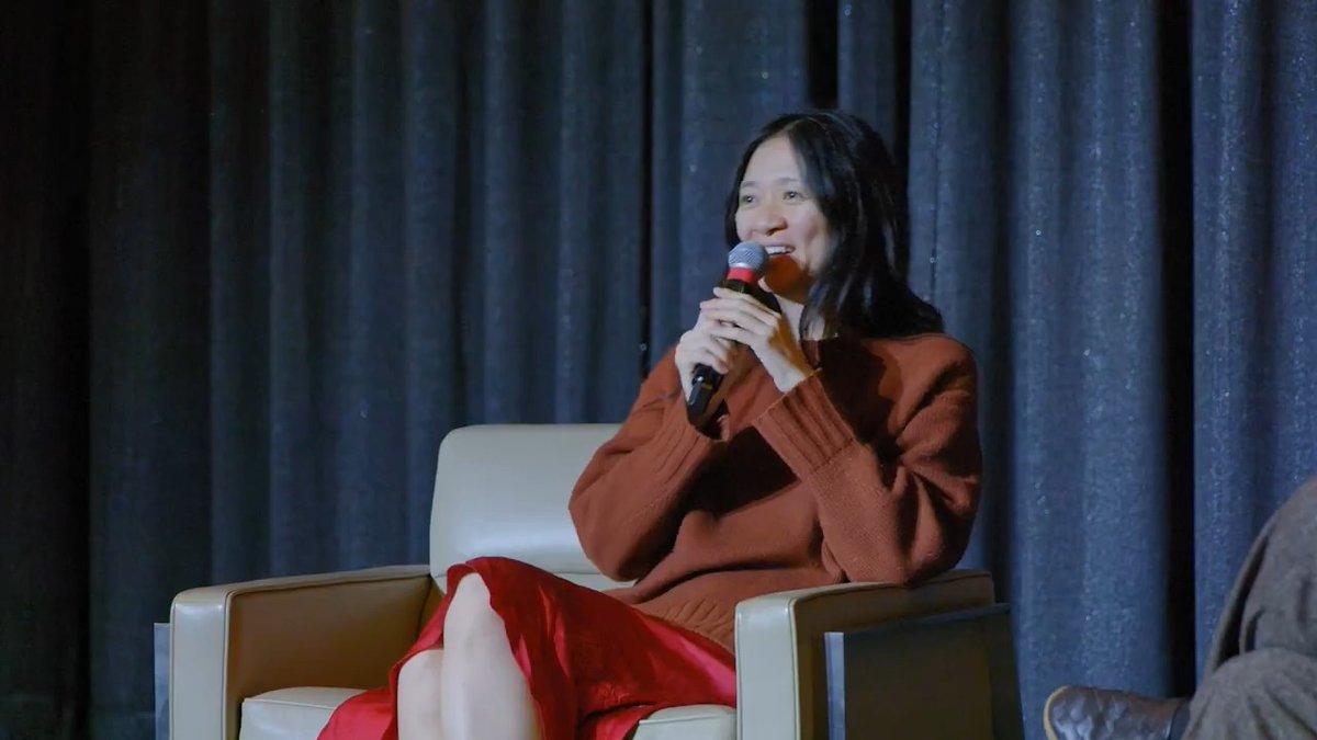 En esta "entrevista" de Seth Rogen a Chloé Zhao (directora de #Hamnet) me parece súper interesante la pregunta que le formula ya respuesta que le da la maravillosa cineasta. Se nota la evolución que ha tenido como directora y como persona.♥️