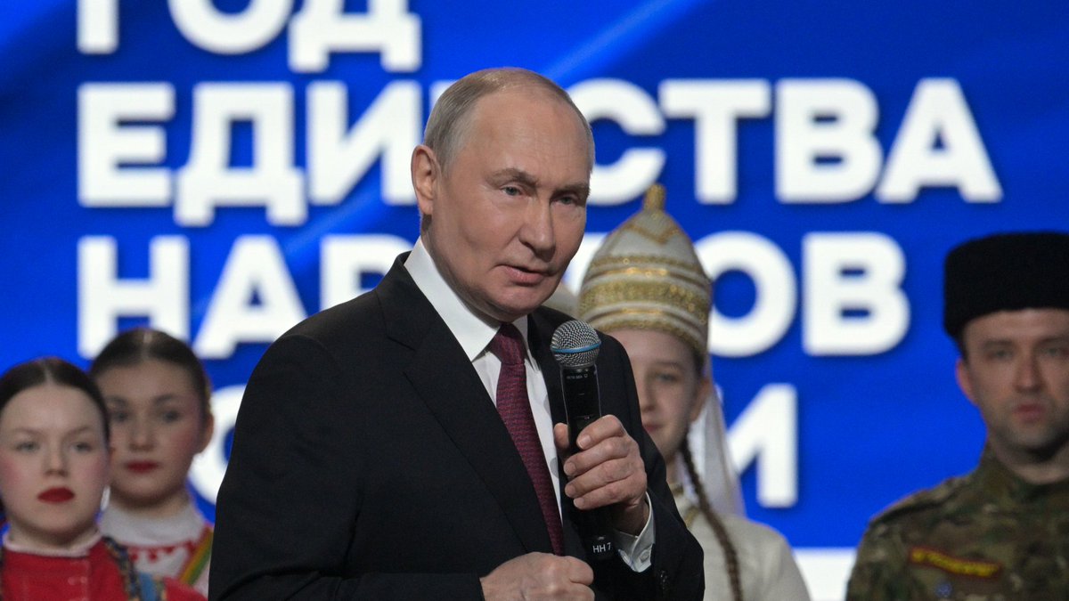 Putin: Los pueblos de Rusia comparten valores básicos comunes Los valores de los pueblos de Rusia difieren entre sí exteriormente, pero los valores básicos son comunes, subrayó Putin en la ceremonia de inauguración del Año de la Unidad de los Pueblos de Rusia.