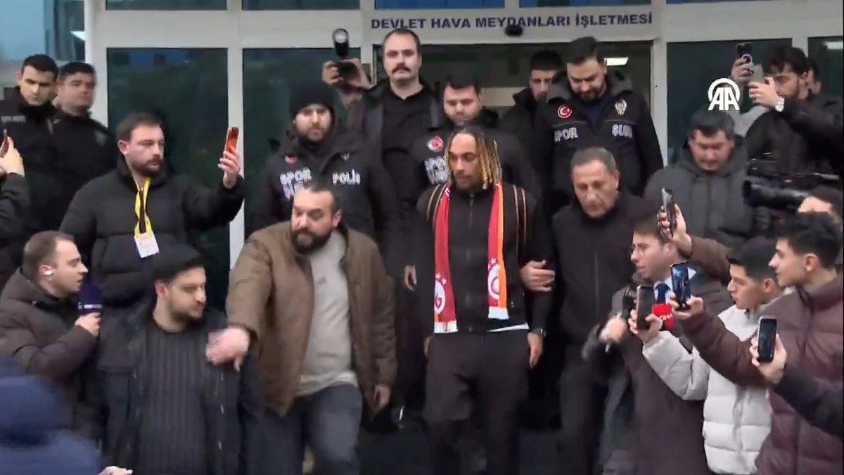 🦁 Galatasaray'ın yeni transferi Sacha Boey, Galatasaray atkısıyla İstanbul'a geldi. (AA)