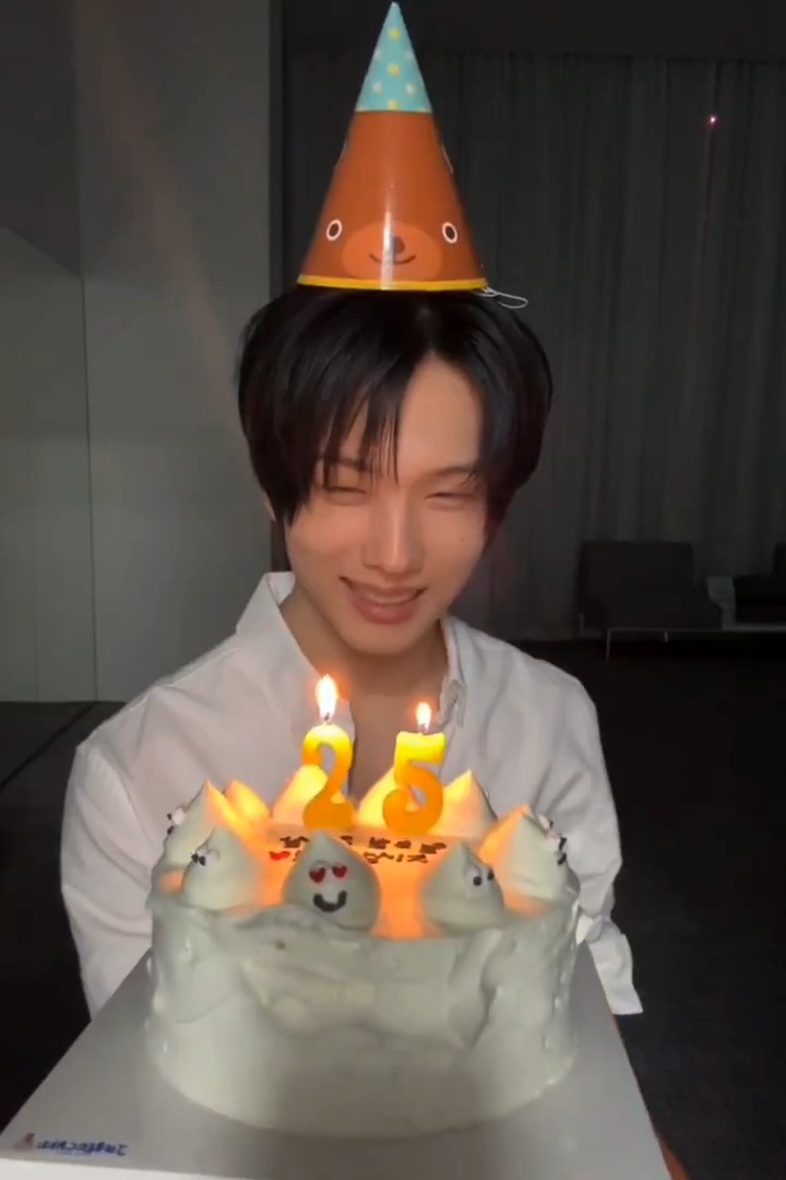 the birthday boy glow..... happy birthday once again our dearest jisung! 🥹🤍