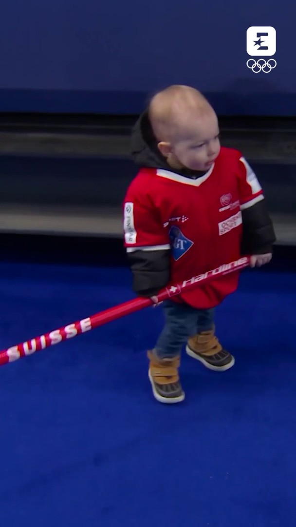 Ma lui 😍😍😍 Il bimbo di Yannick e Briar Schwaller dopo il match vinto contro l'Estonia ha mostrato di avere già le idee chiare su cosa fare da grande 🥌🇨🇭 #MilanoCortina2026 #Curling #Olimpiadi #Olympics