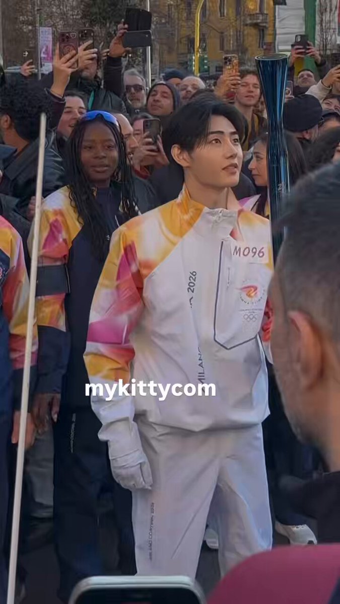 famous italian chef carlo cracco passed the olympic torch relay to sunghoon! 🔥 HOONLYMPICS CONQUERS FLAME #TorchbearerSUNGHOON #SUNGHOONx2026Olympics #성훈x2026동계올림픽