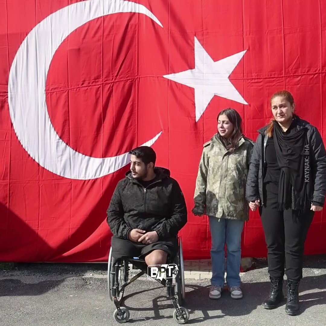 6 Şubat’ta ailesini kaybeden 19 yaşındaki Beliz, kendisini enkazdan çıkarıp “üşüme” diyerek montunu veren Emekli Albay Raşit Çelik ile bir araya geldi: “Ben korkmadım, gerçekten korkmadım. Çünkü üstümdeki montun beni koruyacağını düşündüm…”