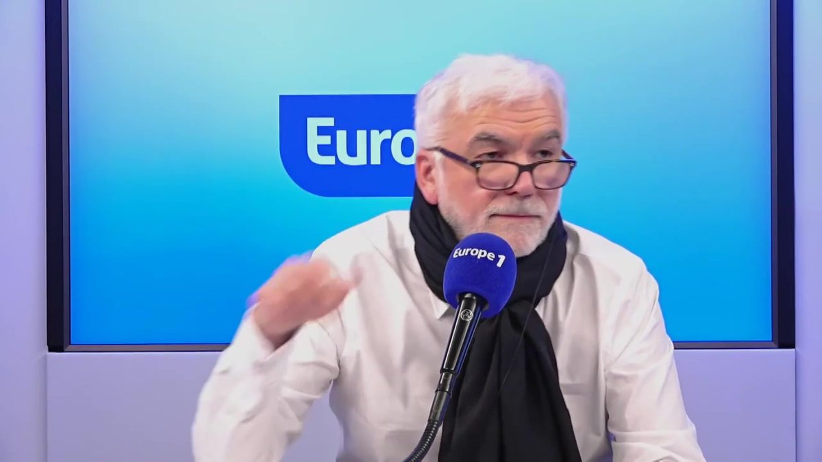 Propos de Daniel Bravo : "C'est une blague dรฉbile, mais je trouve dramatique le tribunal mรฉdiatique qui s'acharne sur lui. Certes, il a fait la blague de trop, mais ce n'est pas sexiste, c'est juste lourd" selon Caroline Ithurbide dans #PascalPraudEtVous sur #Europe1