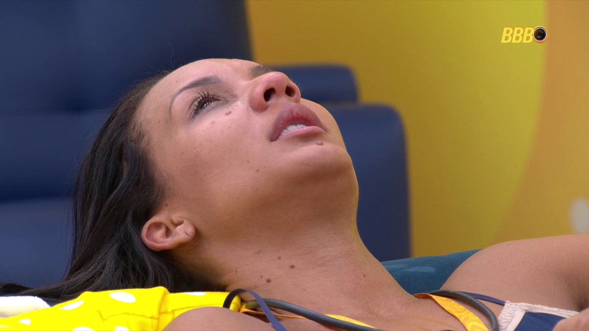 Maxiane chora: "A outra [Ana Paula] ainda vem me desafiar: 'quero ver você voltar do Paredão'. Ai Brasil, pelo amor de Deus, não deixa eu sair daqui não. Não dá esse gosto pra ela." #BBB26