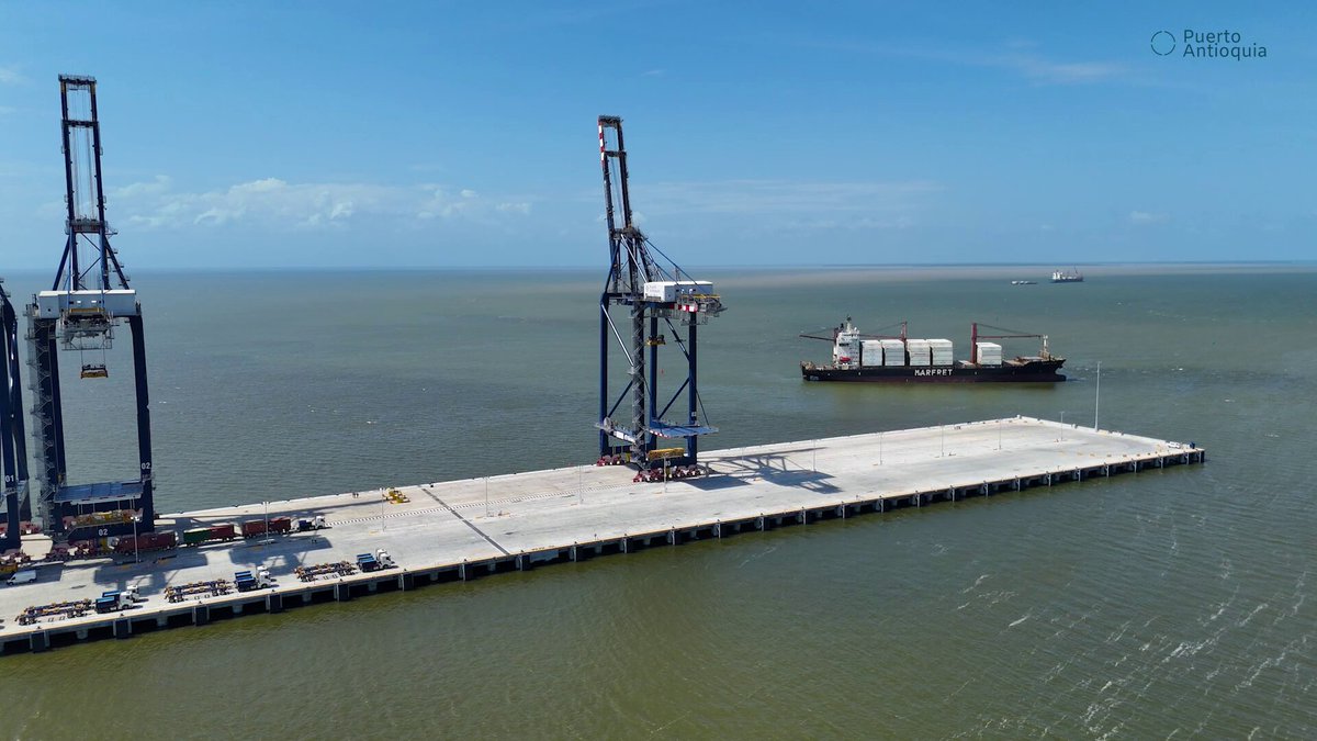 🔴#AHORA Puerto Antioquia (Puerto Antioquia) inicia oficialmente operaciones en el Urabá con un muelle marítimo de 1.340 metros de longitud y cinco posiciones de atraque, así como un calado que le permitirá recibir buques New Panamax.