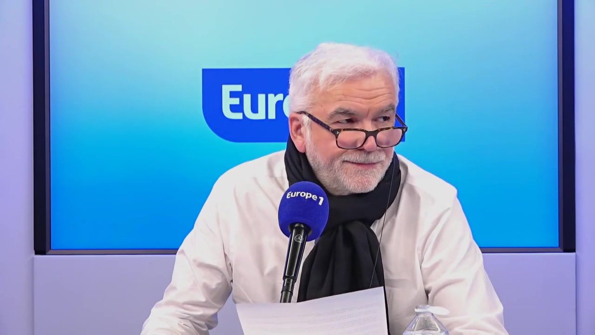 Charles Alloncle s'est fait couper le micro "Je rappelle que ce président de la commission avait déjà suspendu les débats avant Noël puis il avait interdit à C.Alloncle de live-tweeter alors qu'il faisait pareil" réagit Gauthier Le Bret, #PascalPraudEtVous sur #Europe1