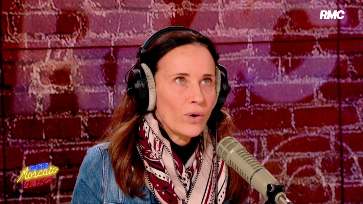 🗣💬 "RMC était une seconde famille pour lui. Son angoisse la plus forte était d'arrêter de travailler. Il doit bomber le torse là où il est avec l'inauguration du studio à son nom." L'émotion de Clara, la femme de Rolland Courbis, à l'occasion de l'hommage au Coach à RMC.