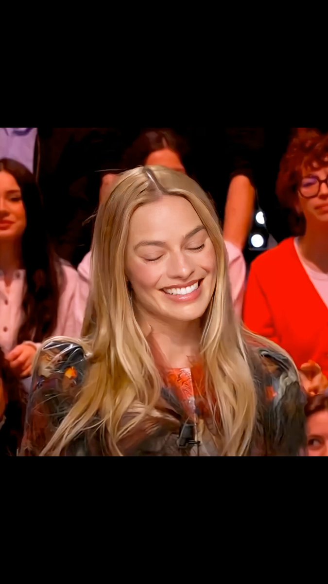 someone needs to investigate the lighting on this french show because what do you mean they made margot robbie look even more stunningly