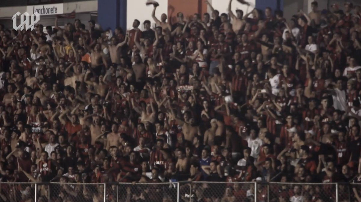 🔙🔴⚫️ Um jogo inesquecível completa 12 anos hoje! 🌪️ No dia 5 de fevereiro de 2014, uma remontada histórica fez a Vila Capanema pulsar. Uma noite incrível de reviravoltas, que terminou com o nosso Furacão classificado na Libertadores.
