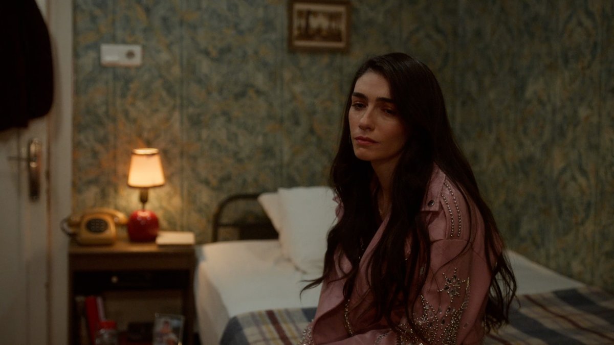 “Bende Kalacak” #İnciTaneleri Söz: Yılmaz Erdoğan Müzik: Deniz Erdoğan Aranje: Çağlar Kocatepe İcra: Ebru Gündeş Bu gece 00.00’da tüm dijital müzik platformlarında yayında! @kanald @bkmonline