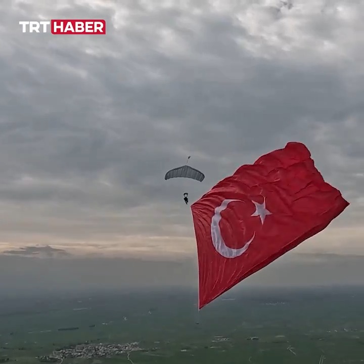 Kıbrıs semalarında devasa Türk bayrağı açıldı.