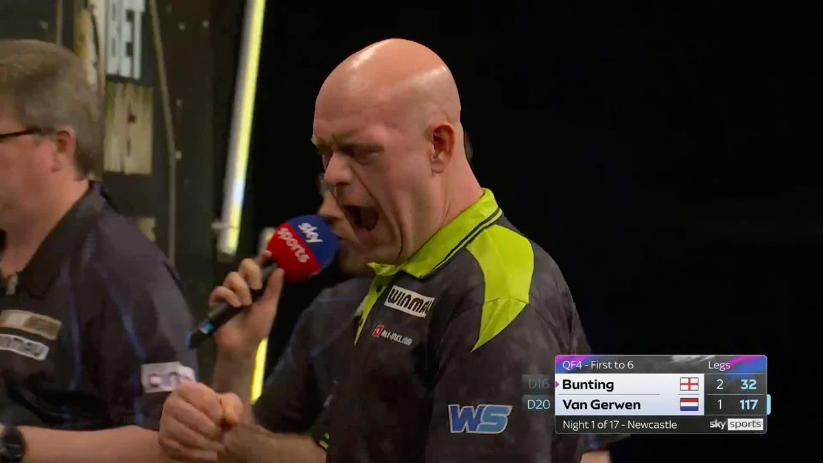 MVG PUNISHES! Michael van Gerwen takes out a brutal 117 to punish a missed dart at double from Stephen Bunting and level proceedings at 2-2! 📺 #PLDarts | QF4
