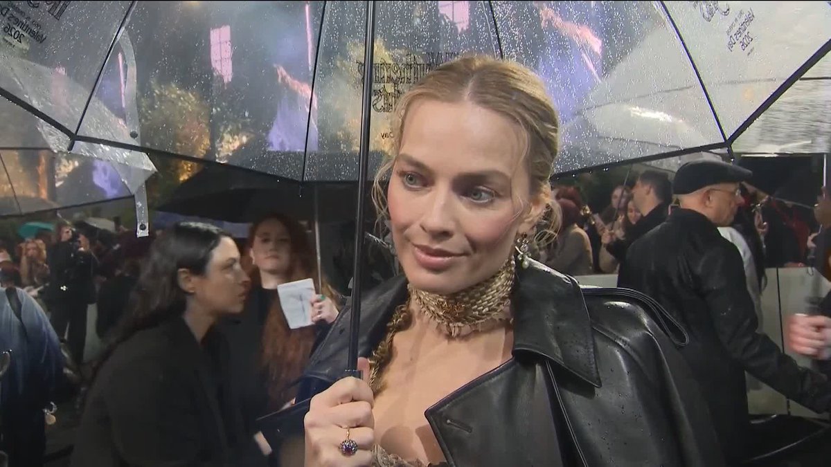 Are you ready for Wuthering Heights? Sky's Debbie Ridgard 🎙📱 speaks with the stars Jacob Elordi and Margot Robbie on the red carpet for the UK premiere 📺 Sky 501, Virgin 602, Freeview 233 and YouTube