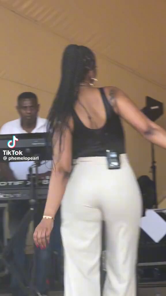 Someone once said Zonke performs twice or thrice in a year but she makes a lot of money she's the best ❤😍🥺🥺