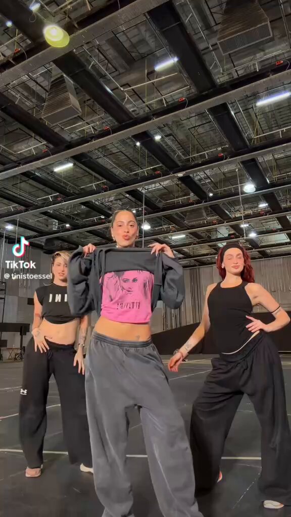 “YA LO PUEDEN ESCUCHAR EN SPOTIIII🛸” TINI via Tik Tok utilizando el audio de fresa en vivo de FUTTTURA