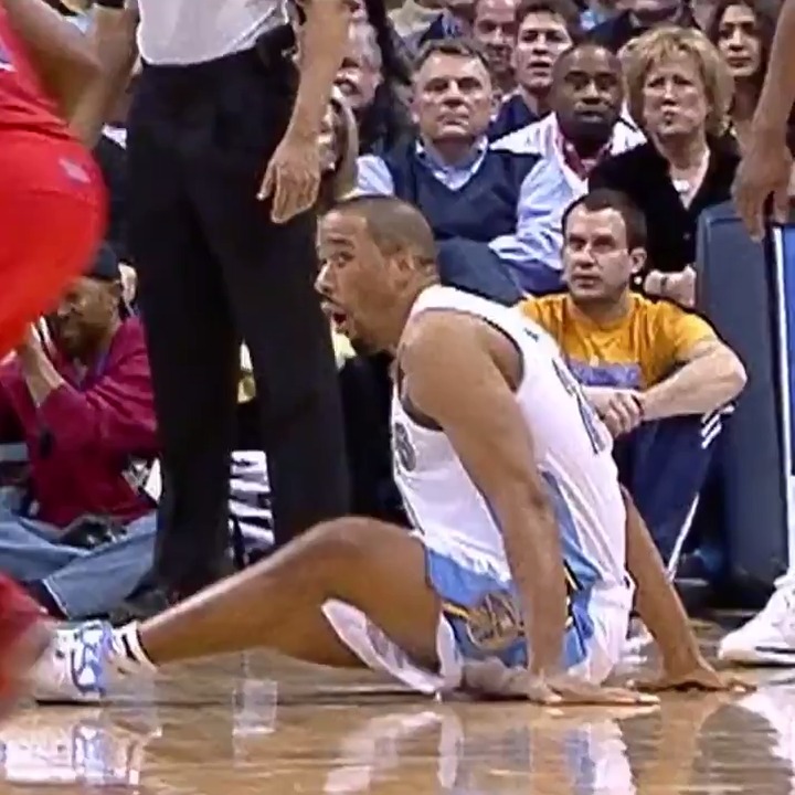 (2012) Chris Paul drops Andre Miller with a mean in-and-out. Sheesh. 😬