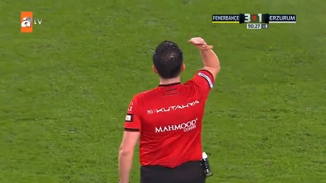 Muhtemelen gol, ama VAR’dan ikna edici bir görüntü çıkmamış, karar değişmez. Şu top şampiyonluk golü, küme düşme golü olabilirdi. Bu kadar paralar dönerken gol çizgisi teknolojisi neden hiç gündeme gelmiyor acaba?