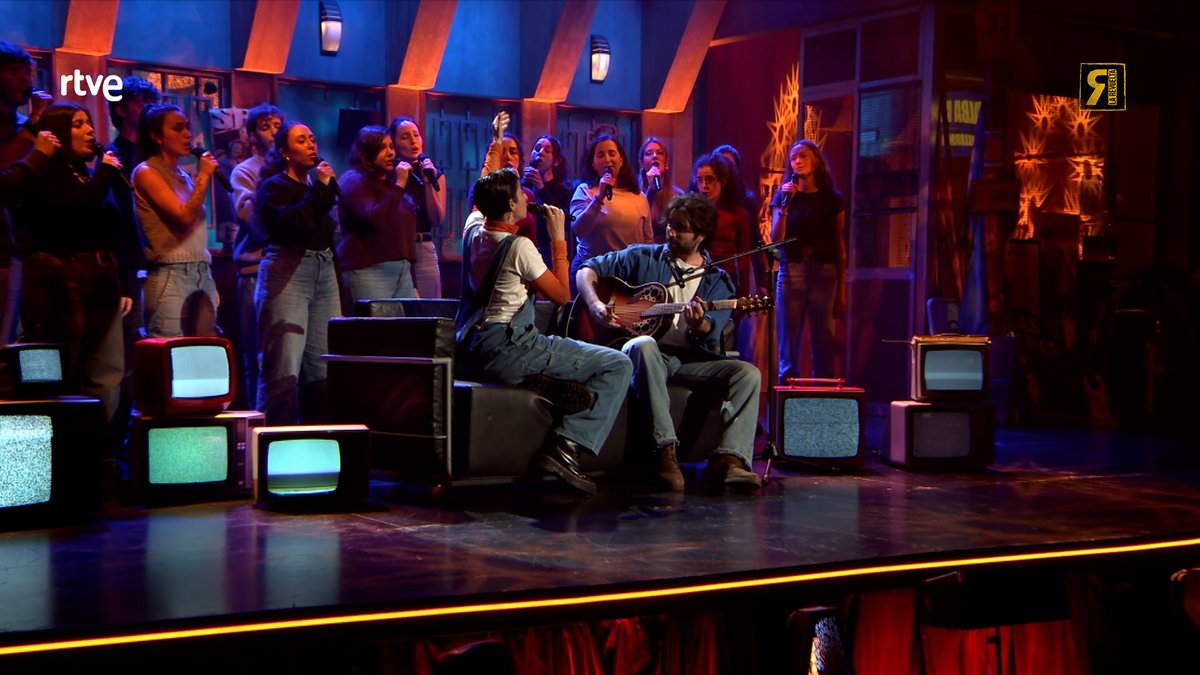 🎁 Alba Flores interpreta por primera vez en televisión “Flores para Antonio”, canción nominada al Goya a mejor canción original. 🎸 Guillermo Furiase 🗣️ Khoros Teatral Gracias Alba por este regalo ❤️ #LaRevuelta