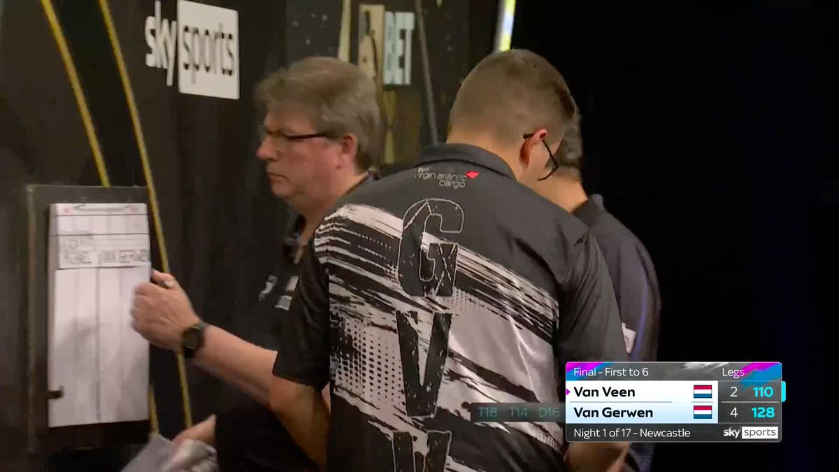 VAN VEEN STILL IN IT! Gian van Veen takes out 110 on double 15 to reduce the deficit to 4-3, but Michael van Gerwen is just two legs away from picking up the nightly win! 📺 #PLDarts | Final