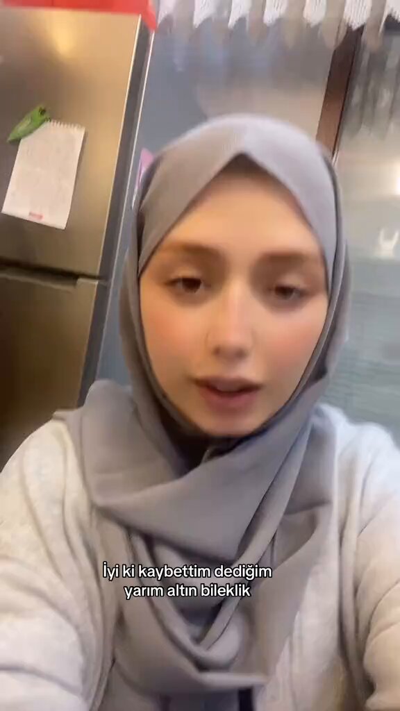 Bir kadın, üniversiteye ilk başladığı yıllarda aldığı bileziğin daha sonra öğrenci evinde kaybolduğunu ve bunun ardından başına gelen olayları anlatıyor.
