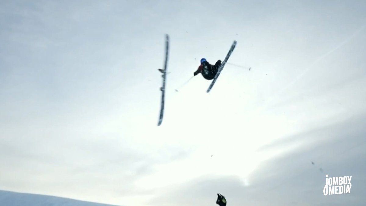 Skier loses a ski mid-air and still sticks the landing