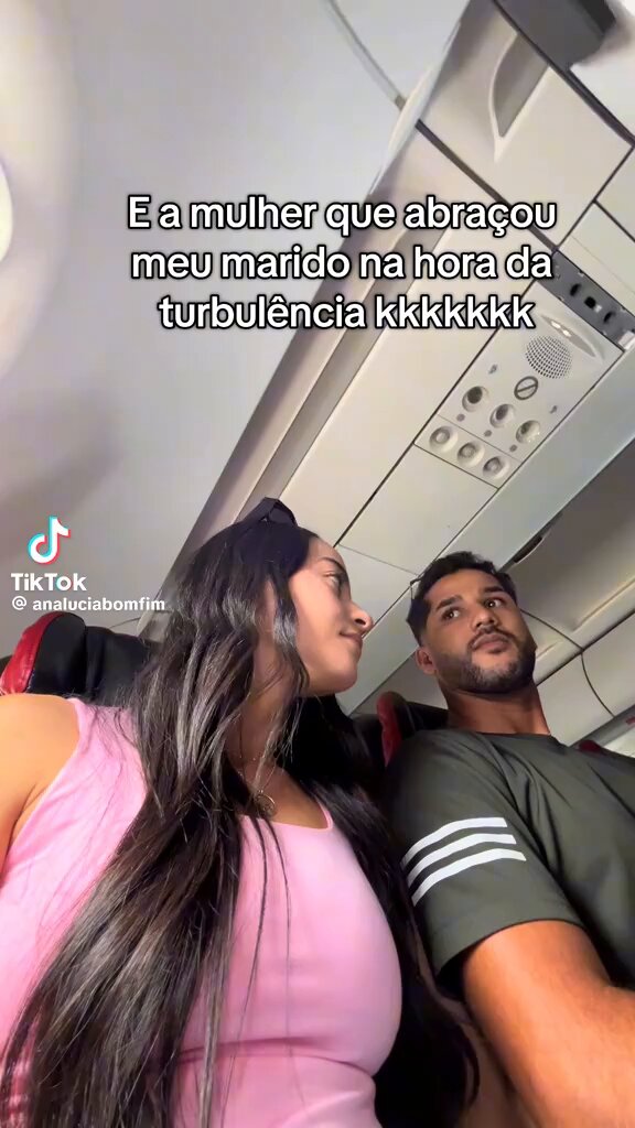🚨 BRASIL: Esposa compartilha que uma mulher AGARROU seu marido durante uma turbulência no avião.