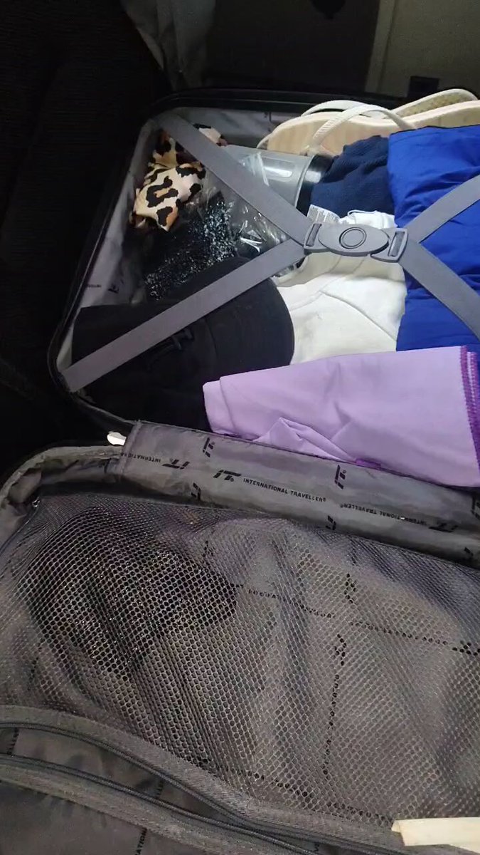 Tarde de inspeccionar maletas de clientas y encontrar su ropita interior usada 🤤🤤🤤