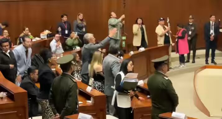 LES ATERRA MI TESTIMONIO⁉️El karateca abogado de GoDOy con el pretexto de un supuesto Non bis in ídem…en asocio con FERDINAN ALVAREZ Z. y sus otros abogados defensores de la Bancada ADN, a toda costa quieren impedir que yo declare en el #JuicioPolítico ✍🏼 Quieren quedar #INVICTUS y en la impunidad. ✍🏼 Sus amenazas, burdos insultos e intentos de agresión NO me amedrentan. Me motivan más, porque muestran su miedo y desesperación. ✍🏼 Si tuvieran la conciencia tranquila, porque no receptan mi testimonio, o se han convertido en pitonisas del derecho y ya adivinen lo que voy a decir. #JuicioPolíticoaGoDOy #CasoPendrive #CasoJuezSerrano #RenunciaGodoy #IndependenciaJudicial ✍🏼 Luego de finalizar la sesión, Mario Godoy y su abogado intentaron agredirme, siendo contenidos por la escolta legislativa. Dan vergüenza señores!