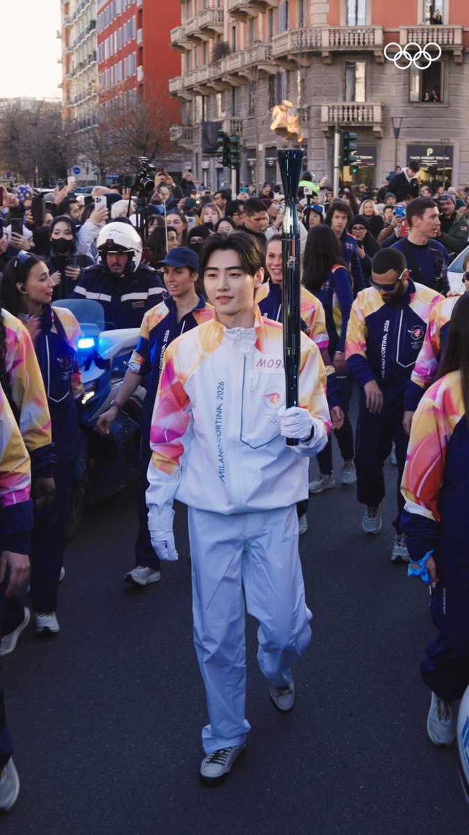 Estrela do K-POP no Revezamento da Tocha Olímpica! SUNGHOON, ex-patinador e membro ENHYPEN levantou a galera ao carregar a tocha de #MilanoCortina2026. Falta 1 dia para a Cerimônia de Abertura, hein?