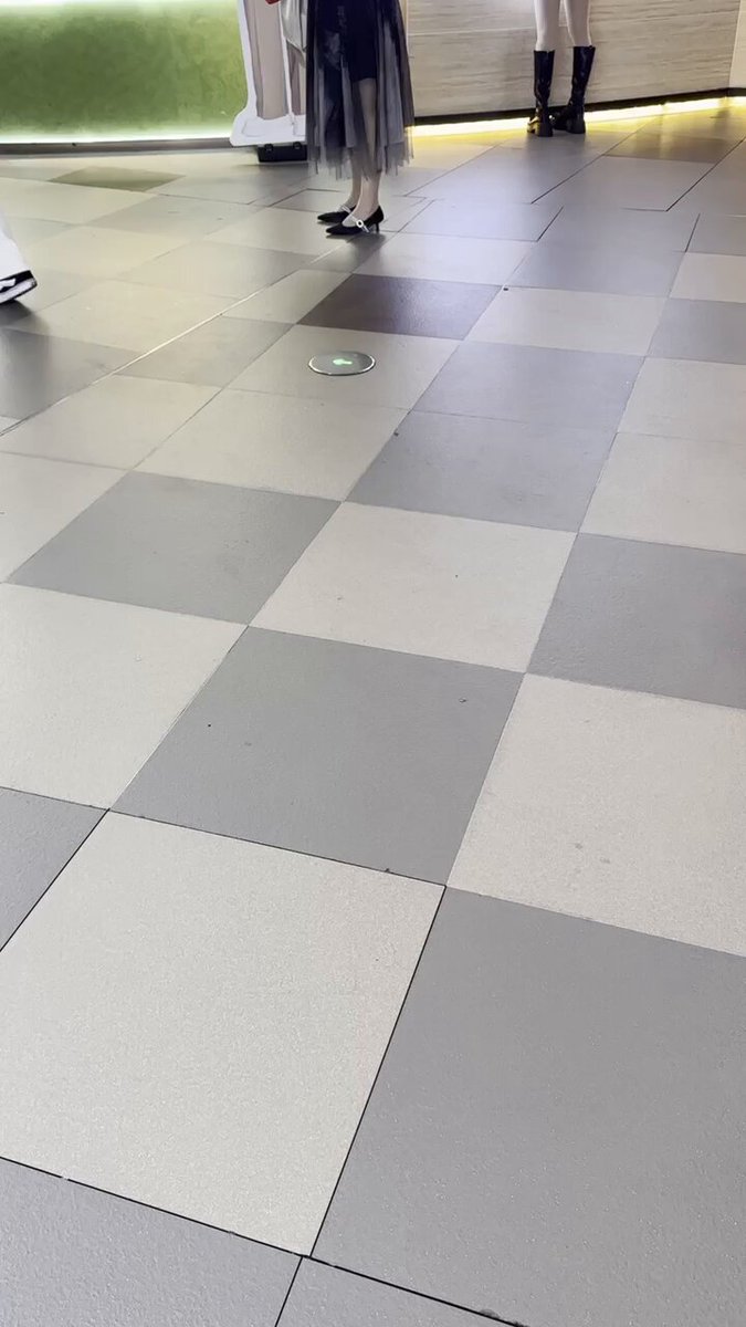 全家一起出门的性感少妇 熟透了的身体任凭肆意把玩 放着她闺女儿子老公的面 电梯里疯狂揉捏她的肥臀也毫不躲避 可惜事后才发现是开衩裙 不然直接伸进裙子抚摸肉丝骚臀 #顶臀 #摸臀 #顶射 #顶摸 #肉丝 #熟妇