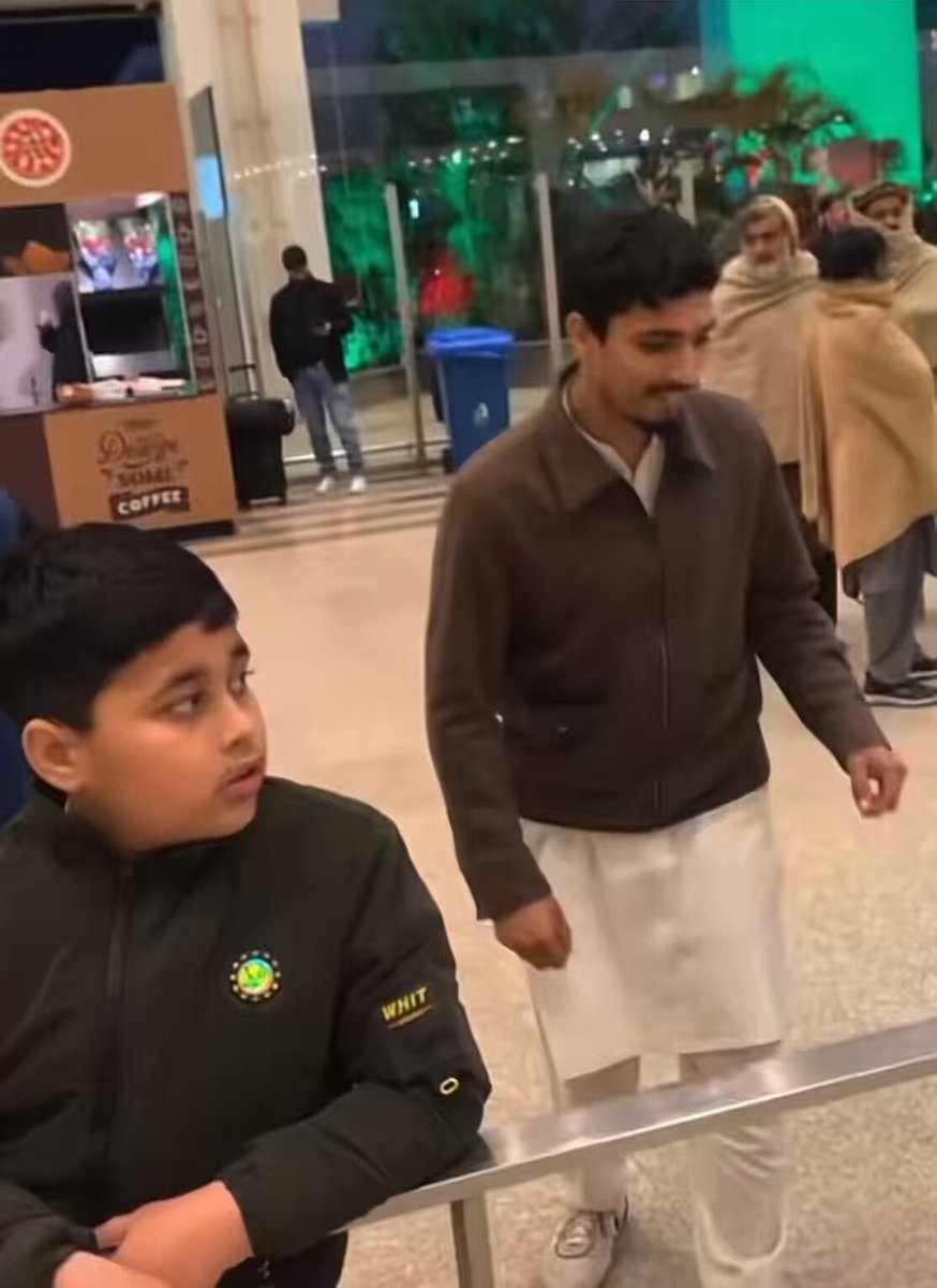 بڑا استقبال کیا ہے بھائی 😳 بیچارہ آنے والا بندہ بھی پریشان ہوگیا کے یہ کیا ہورہا ہے؟😬🙄😅😅