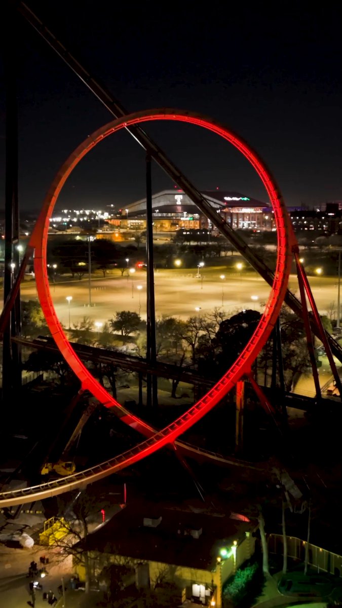 🐂 The apex of the world’s tallest vertical coaster loop has been put into place, illuminating the storm to come. Are you ready? #TORMENTA #DROPTHEGATE #DFW