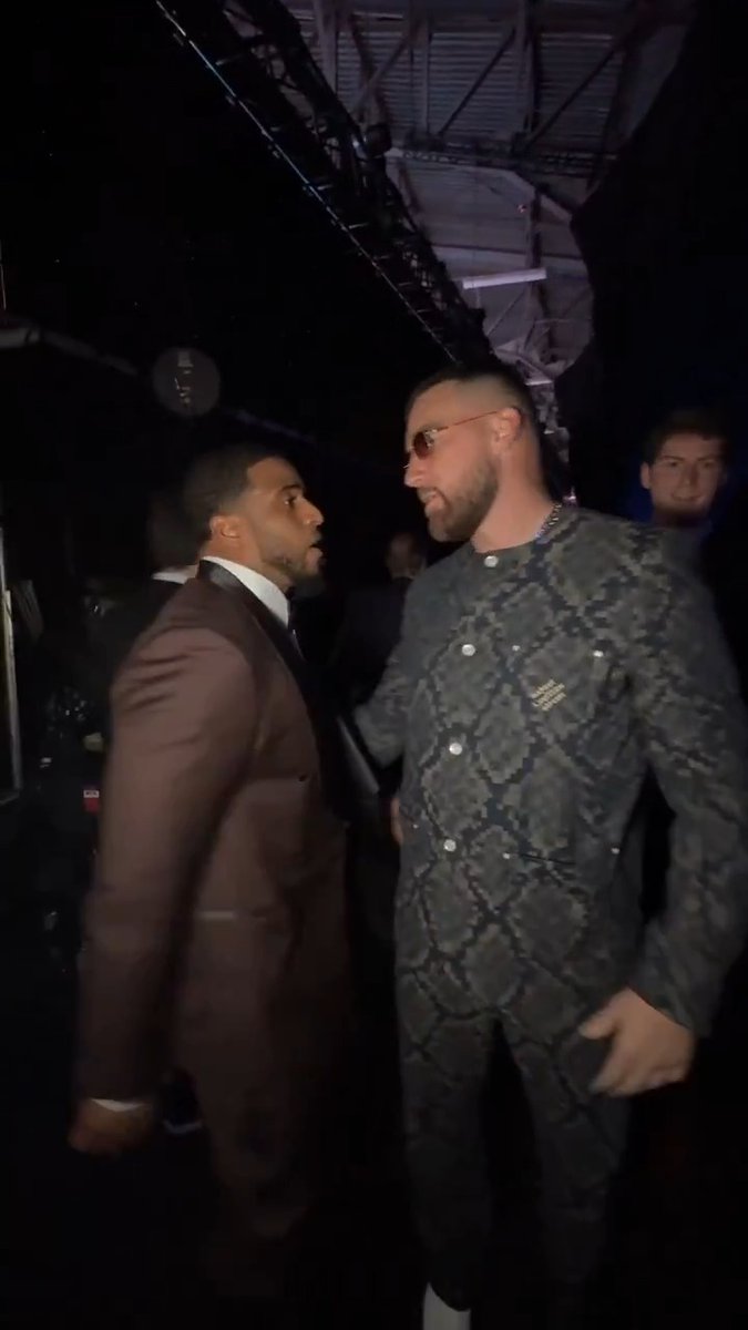 Travis Kelce and Bobby Wagner shared a moment after Wagner's WPMOY speech 🫶