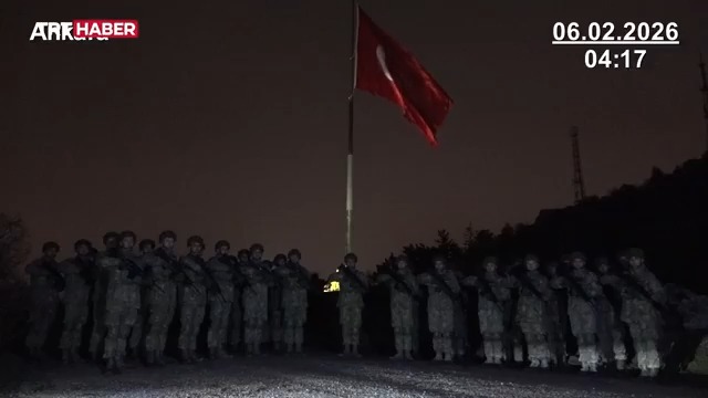 "6 Şubat; yıkılan şehirlerin değil, susmayan yüreklerin tarihidir..." 🇹🇷 Mehmetçik, depremin yaşandığı saat 04.17'de hayatını kaybedenler için saygı duruşunda bulundu. #TürkiyeminGücüneBak