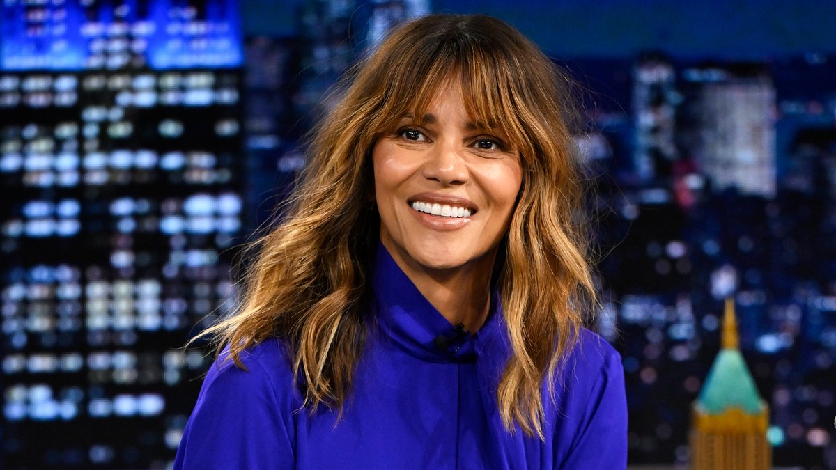 .Halle Berry said yes! 💍 #FallonTonight