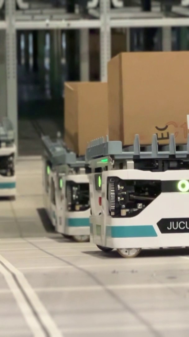 Cette entreprise est la seule licorne industrielle française 🏭 📦 Spécialiste des robots pour entrepôts Exotec est la seule licorne française qui sort de la tech. Elle produit à l'échelle industrielle et a déjà déployé 14.000 de ses "Skypod" dans le monde 🎙️📹 Cocquempot Nathan