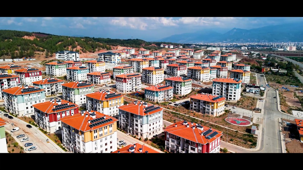 3 yıl önce bugün yaşadığımız iki büyük deprem sebebiyle Rahmet-i Rahman’a kavuşan kardeşlerimizi unutmayacağız. Onların hatıralarını kalbimizde ve zihnimizde daima yaşatacağımıza, emanetlerine sahip çıkacağımıza, depremde yıkılan şehirlerimizi tekrar ayağa kaldıracağımıza dair milletimize söz verdik. Bugün Allah’ın izniyle bu işin altından kalktık, 3 yıl gibi kısa sürede şehirlerimizi yeniden imar ve ihya ettik. Sözümüzü tuttuk. #TürkiyeminGücüneBak