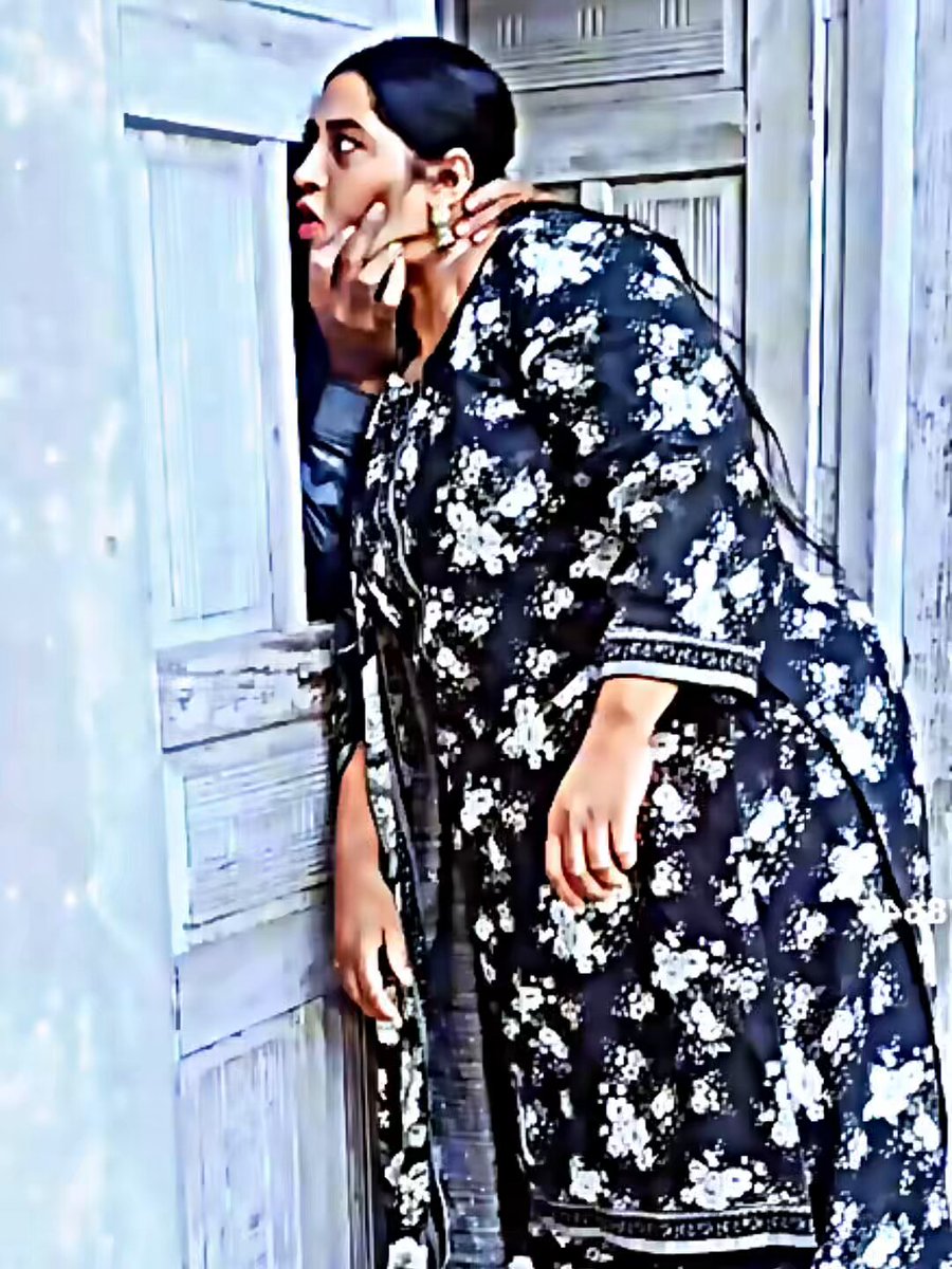 کیا پاکستانی عوام کو سوشل میڈیا سے اتنا پیسہ ملتا ہے جو بھٹی صاحب اور انکی بیوی رخسانہ اس طرح کا Content بنانے پر مجبور ہو گے ہیں ۔۔ دلیل کے ساتھ کوٹ کر کے جواب دیں ۔۔ یا پھر یہی وہ ایکسپرٹ Brain ہیں جسکا پچھلے دنوں پنجاب حکومت کی سی ایم نے نے دعوی کیا تھا کہ ایسے زہین دماغ ملک میں ڈالر لائیں گے ۔۔ اہل علم اس پر وڈے بلب سے روشنی ڈالیں ملک میں کیا چل رہا ہے دسمبر 2025 کو حکومت نے کہا تھا ہم ایسے لوگوں اور انکے اکاونٹس پر کریک ڈون کریں گے ۔۔ مگر بعد میں پتہ چلا کہ وہ تو پی ٹی ای کے اکاونٹ بند کرنے کیلے اک تگڑی قسم کی فائر وال اربوں روپے میں خرید اے ہیں ۔ پمیرا والے مولوی صاحب سے التجا ہے کہ پی ٹی ای سے اپکی سیاست اپکی کرسی کو خطرہ ہے ۔ مگر اس content سے اپکی اخلاقیات اپکے معاشرے اپکی ثقافت کو خطرہ ہے ۔ حضور کچھ کجیے نہی تو بھٹی صاحب نے اگلی ویڈیو میں نیا چن چڑھا دینا ہے ۔۔