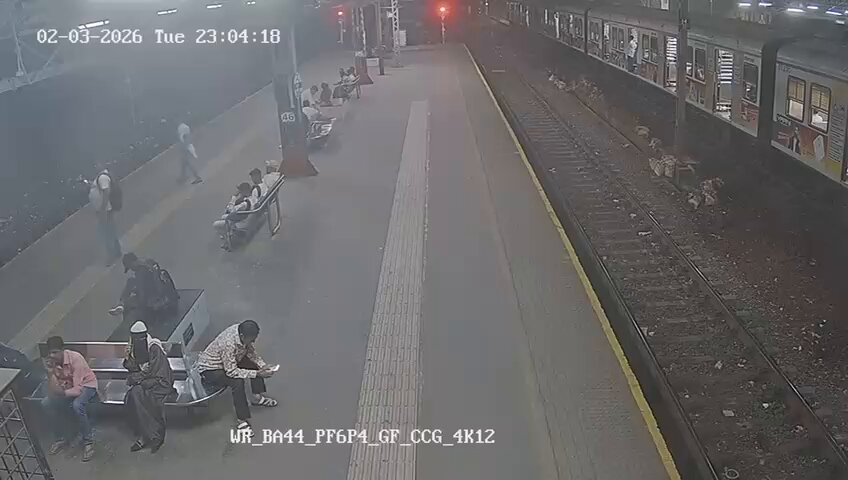 #WATCH | Mumbai, Maharashtra | A man has been arrested for allegedly throwing stones at a person at Bandra station following an argument. The argument quickly turned violent, and one of them got off the local train and attacked the other with a stone he picked up from the tracks. However, the stone hit another passenger in the eye, permanently damaging it. The accused, Yogendra Baud, is a resident of Azamgarh, Uttar Pradesh, and has been arrested by the Bandra Railway Police. Visuals source: GRP