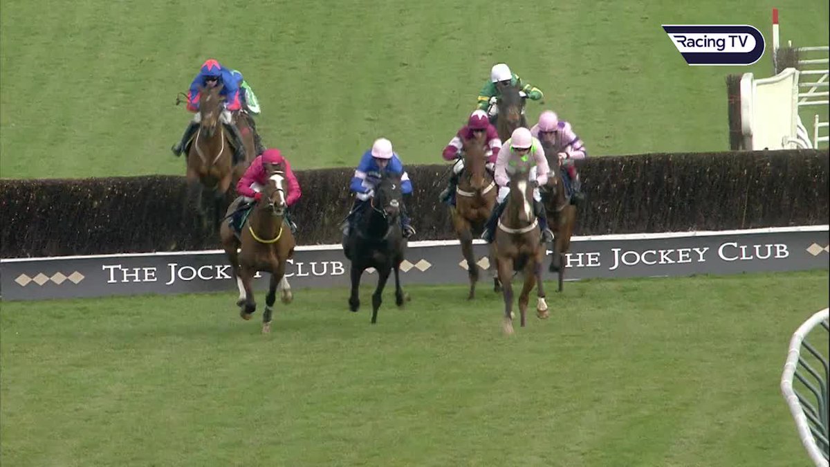 Who remembers this brilliant performance from Vautour in the JLT Novices' Chase under Ruby Walsh back on 2015 🔥🔥 My Word he was some horse wasnt he! Bring the race back? 👀