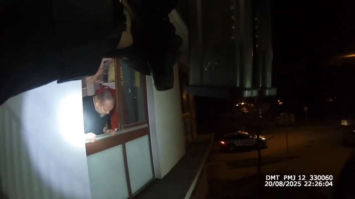 ⚠️ Policista zastřelil v srpnu v pražských Ďáblicích muže skákajícího z okna. Seznam Zprávy v listopadu zveřejnily záznamy, které dokládají, že zastřelený těsně před skokem ukazoval holé ruce. Střelec nyní čelí trestnímu stíhání. 👉