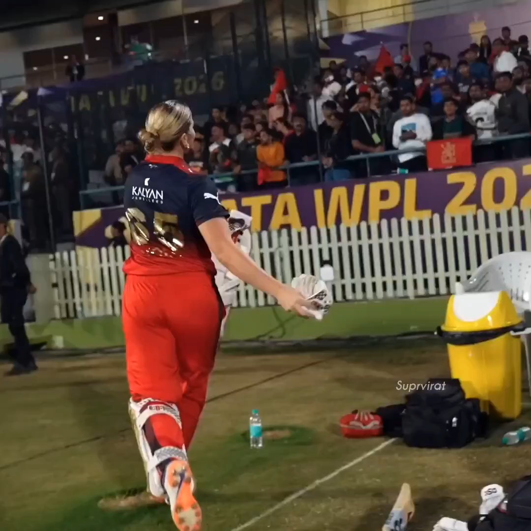 Georgia Voll giving her gloves and batting pads to RCB fans. The way all the RCB players love and respect their fans 🥹❤️